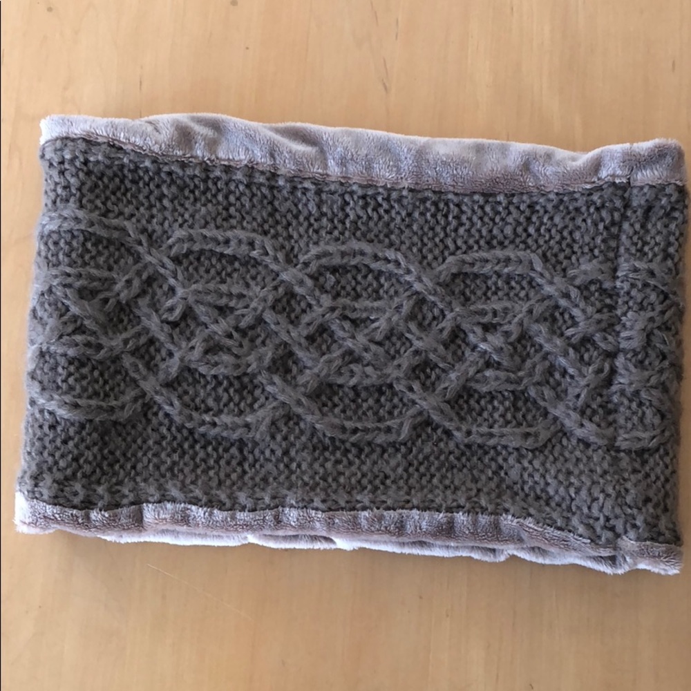 Reversible neck warmer